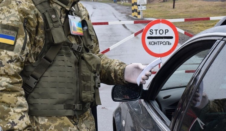 Українці можуть залишитися без телефону під час перетину кордону: кому загрожує конфіскація?