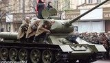 Во время парада красный флаг пронесли перед государственным
