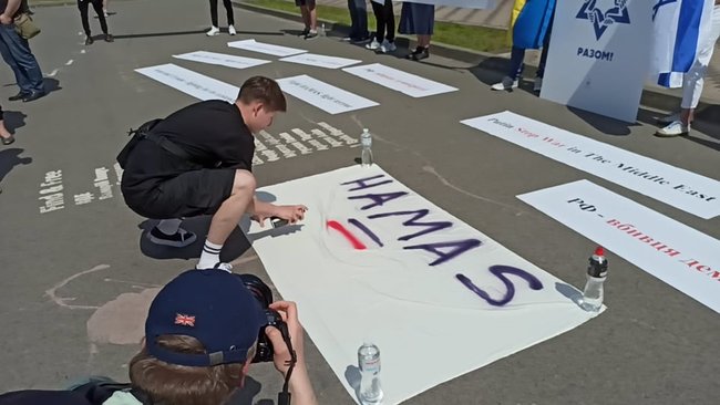 Россия = Хамас: под посольством РФ в Киеве состоялся митинг солидарности с Израилем 08
