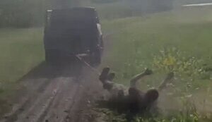 Россияне привязали своего "пятисотого" приспешника за ноги к машине и таскают по полю: "Шлюха #баная! Тебе своих боевых товарищей не жалко?!". ВИДЕО