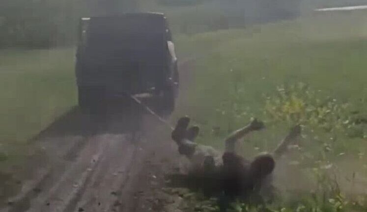 Россияне привязали своего "пятисотого" приспешника за ноги к машине и таскают по полю: "Шлюха #баная! Тебе своих боевых товарищей не жалко?!". ВИДЕО