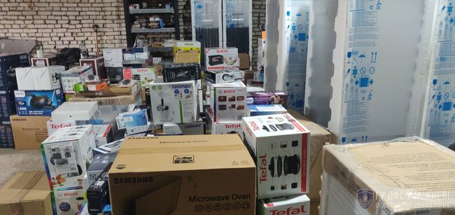 Налоговая милиция изъяла продукции на 15 млн грн у участников схемы незаконного ввоза и реализации техники известных брендов 02