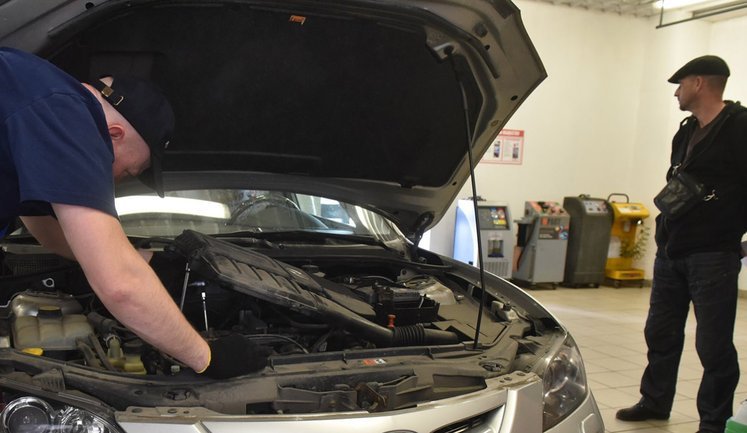 Росіянам почали масово затримувати ремонт автомобілів через брак запчастин