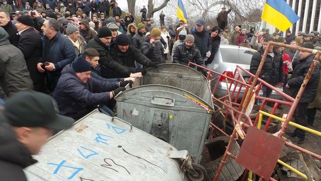 Автомобіль зі Саакашвілі заблоковано, поліція спробувала прорватися, але безуспішно, застосовується газ 24