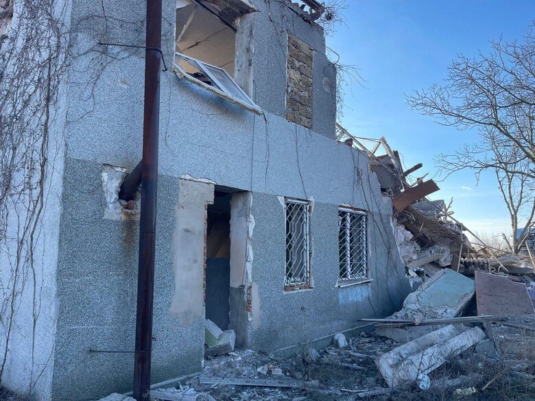 Последствия российских обстрелов Херсонщины: уничтожено админздание, повреждены дома 01