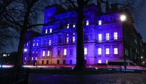 Здание МИД Британии подсветили синим и желтым. ФОТО