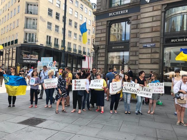 Учасники акції #SaveOlegSentsov у Відні просять уряди Австрії, України та G7 ініціювати обговорення звільнення політвязнів РФ на 44-му саміті 02