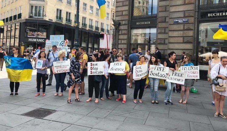 Участники акции #SaveOlegSentsov в Вене просят правительства Австрии, Украины и G7 инициировать обсуждение освобождения политзаключенных РФ на 44-м саммите. ВИДЕО+ФОТОрепортаж