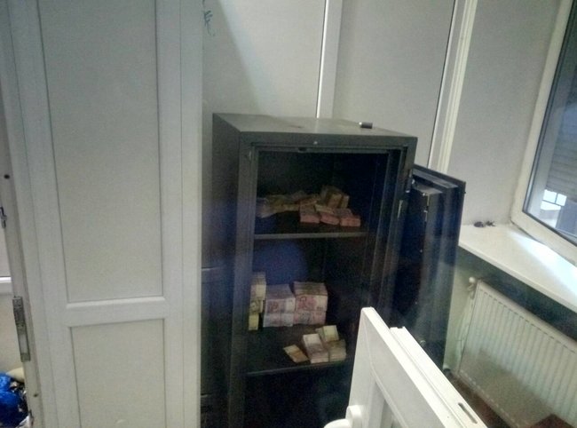 Налоговой милицией разоблачена масштабная схема нелегального обмена валют на Западной Украине 04