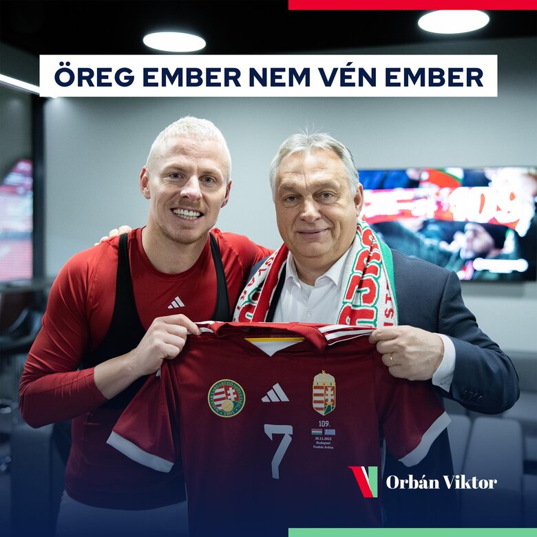 Прем’єр Угорщини Орбан вбрався в шарф з картою Угорщини з українськими територіями 01