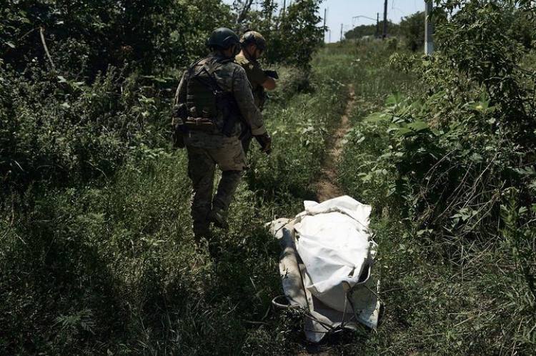 Українські воїни під Бахмутом захопили ворожий бліндаж та знаходяться у ньому разом із замінованими трупами російських окупантів 01