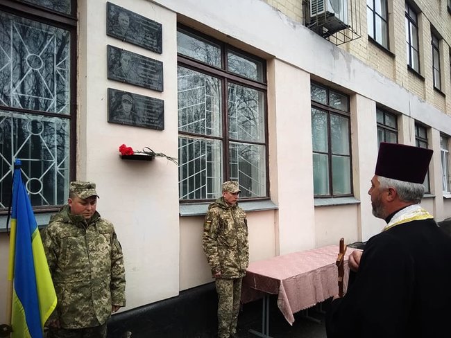 Мемориальные доски погибшим в зоне АТО воинам Сергею Ткачуку, Виктору Войцеховскому и Олегу Бурцу открыли на фасаде школы в Пятихатках на Днепропетровщине 18