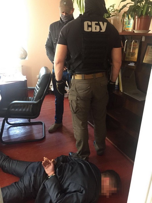 Під час одержання хабара талонами на бензин затримано заступника начальника Переяслав-Хмельницького відділу Нацполіції Київщини, - СБУ 03