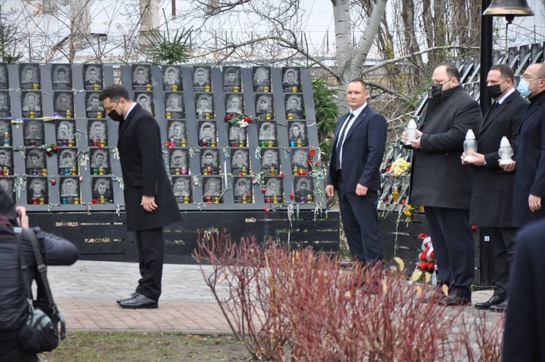 Зеленський та Єрмак вшанували память загиблих Героїв Небесної Сотні в Києві 08