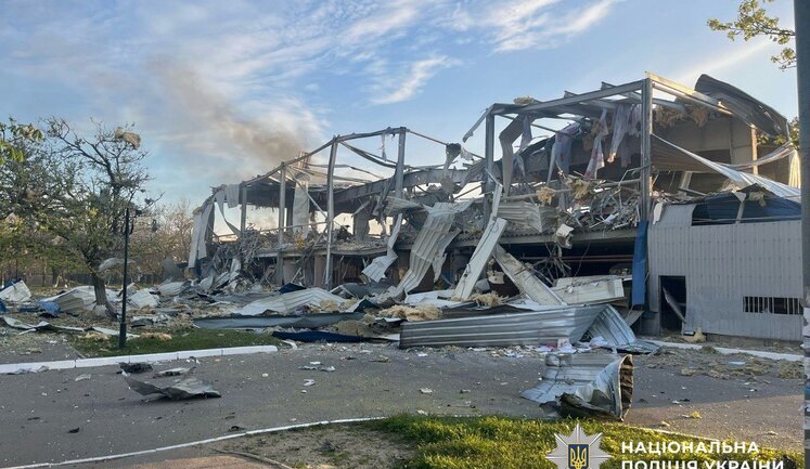 Зруйновано льодову арену: наслідки удару РФ по мікрорайону "Таврійський" в Херсоні. ФОТОрепортаж