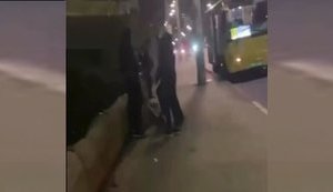 "Шо исполняешь!? Шакалы, сука! П#дары #баные", - в Киеве неравнодушный гражданин учит подростков, портящих арендный самокат, уважительного отношения к чужому имуществу. ВИДЕО