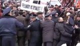 В Запорожье милиция защитила Тягнибока от коммунистов: Мы устроим коммуне справедливый суд. + ВИДЕО.
