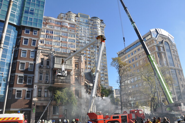 At site of kamikaze drone attack in Kyiv, rubble is being cleared 39