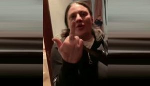 "Мне пох#й! Иди нах#й, а то отх#ярю!", - громадян РФ, що видавали себе за біженців з України, виселили з готелю в Болгарії та заарештували після влаштованої п'янки та дебошу. ВIДЕО