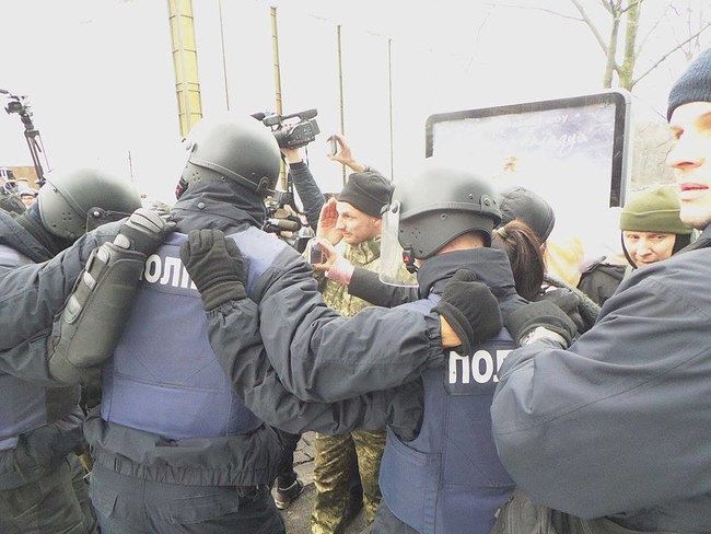Затримання Саакашвілі: поліція намагається відтіснити активістів на Трьохсвятительській, був застосований газ 07