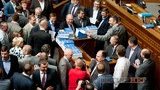 Оппозиционеры демонстративно вернули книжки с посланием Януковича. ФОТО