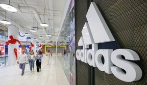 У Росії заборонили "паралельний імпорт" одягу та взуття Adidas