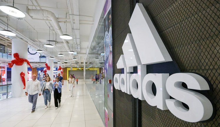У Росії заборонили "паралельний імпорт" одягу та взуття Adidas