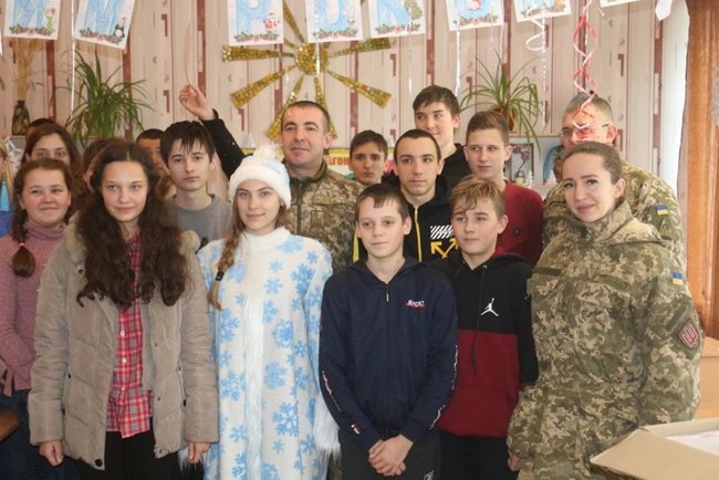 Сладости, канцелярия, книги, игрушки, - военнослужащие ООС поздравили детей Луганщины с Рождеством 05