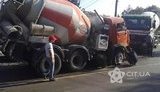 Рискуя жизнью, водитель бетономешалки спас людей на остановке от неуправляемого КАМАЗа. ФОТО