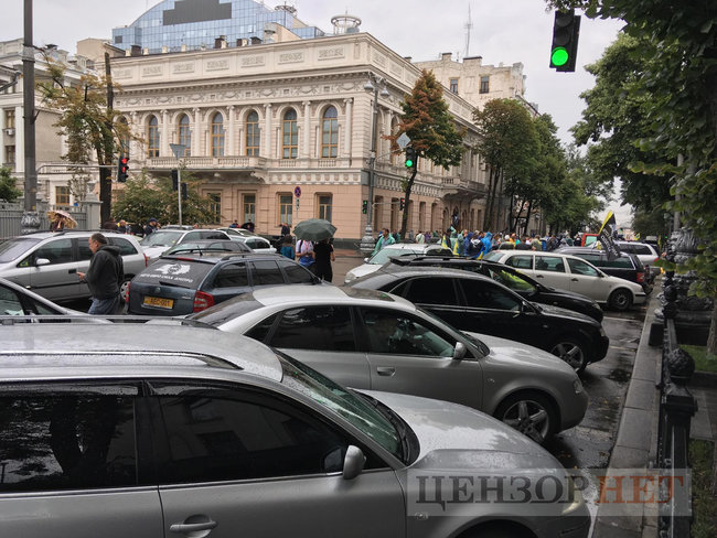 Правительственный квартал Киева заблокирован из-за акции протеста владельцев евроблях: Требуем доступного растаможивания 22