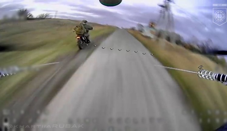 Дрон наздогнав "банзай-втікача": пілот НГУ "Хартія" ліквідував рашиста, який тікав на мотоциклі. ВIДЕО