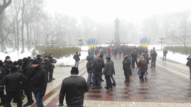 Група націоналістів прорвалася до памятника Шевченку перед приїздом Президента, обійшовши кордон поліції 11