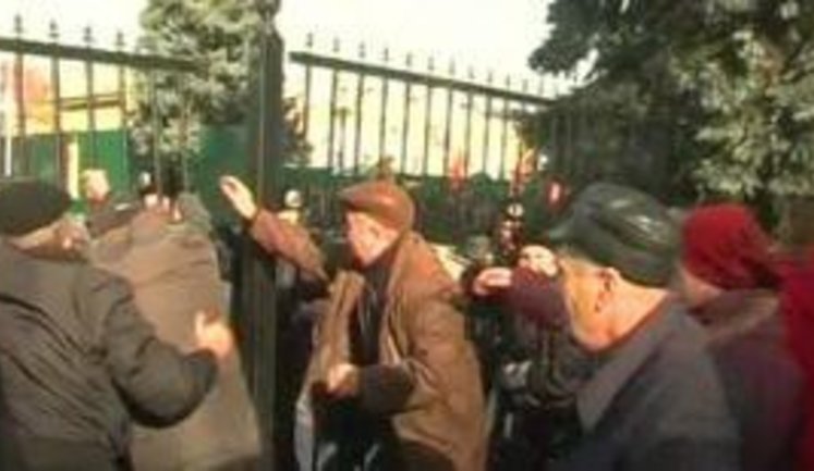 Штурм Рады: среди милиции есть пострадавшие. Спецназ перекрыл подходы, толпа кричит "Позор!"
