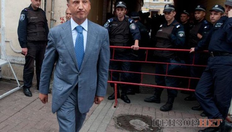 Онищуку апплодировали у Печерского суда: "Тимошенко имела право". ФОТОрепортаж