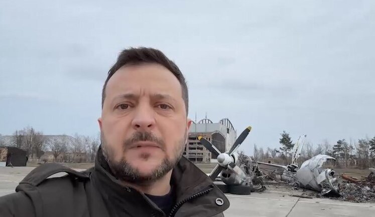 Зеленський у другу річницю вторгнення РФ звернувся до українців з аеропорту Гостомеля: Два роки тому ми вогнем зустрічали тут ворожий десант. ВIДЕО