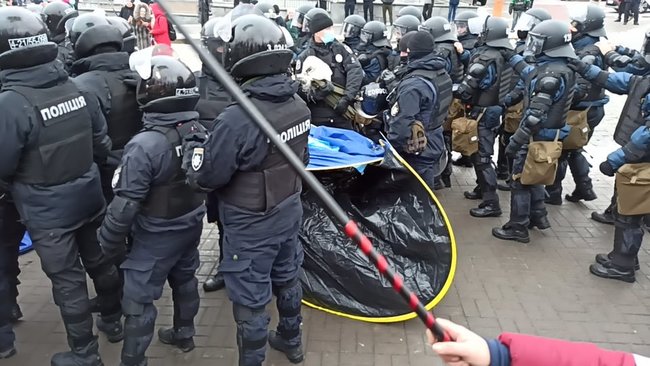 ФОПы попытались установить палатки на Майдане Незалежности: между митингующими и правоохранителями произошли стычки 56