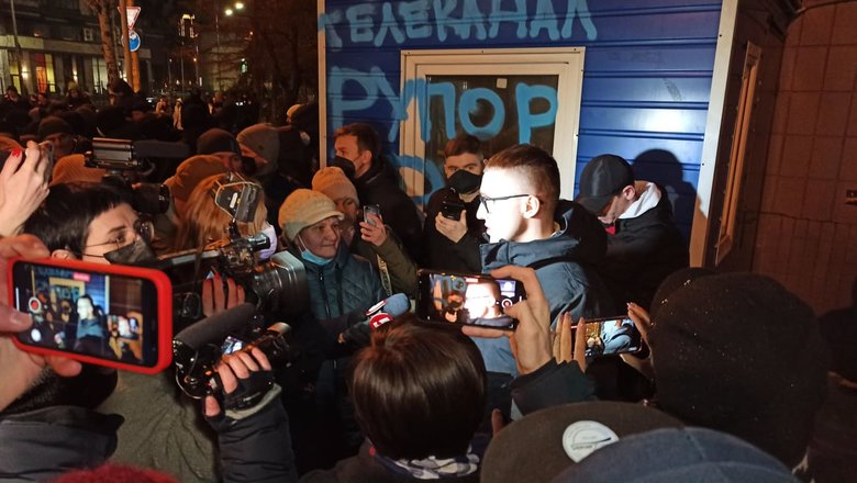 Біля телеканалу НАШ в Києві відбулась акція Вимкніть зброю Росії з вимогою санкцій проти Мураєва 02