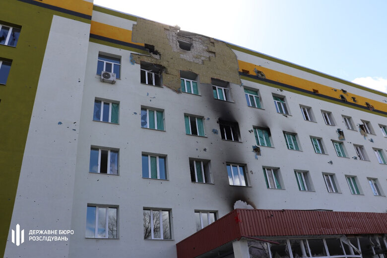 ДБР встановило військовослужбовців РФ, які з танків розстрілювали лікарню в Тростянці 02