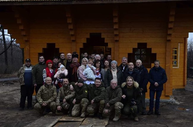 В прифронтовой Карловке волонтеры завершили строительство православного храма 06