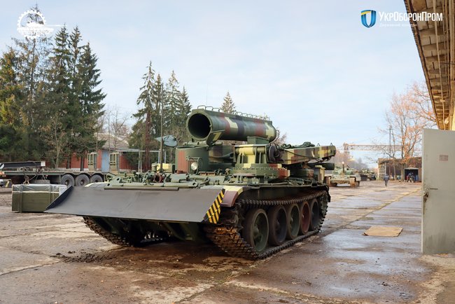 Укроборонпром передав ЗСУ оновлений броньований тягач-евакуатор БТС-4 02