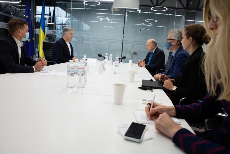 Порошенко встретился с евродепутатом Кубилюсом: Россия набирает обороты, нельзя допустить энергетического реванша 05