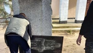 Ruscists demolish monuments to victims of Holodomor in occupied Kherson region. PHOTOS