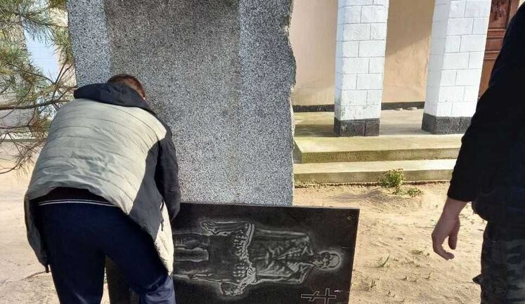 Ruscists demolish monuments to victims of Holodomor in occupied Kherson region. PHOTOS