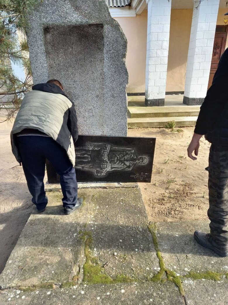 Рашисты сносят монументы жертвам Голодомора на оккупированной Херсонщине 02