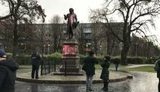 "Призывают бороться с германизацией", - в российском Калининграде неизвестные облили краской памятник Канту и разбросали "патриотические" листовки. ВИДЕО