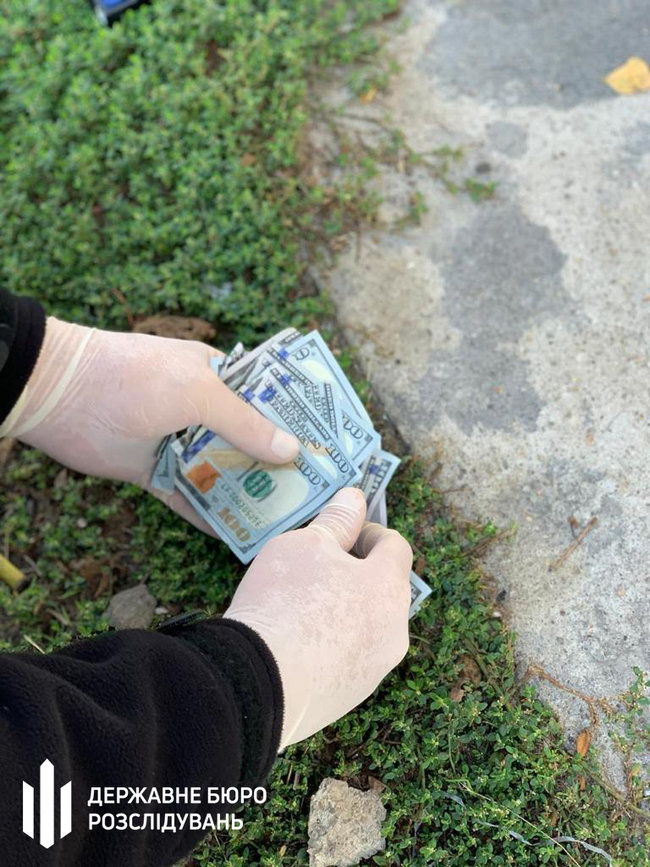 Чиновник одесской колонии задержан на взятке в $1,2 тыс., посредник пытался сбежать и рвал купюры, - ГБР 03 Чиновник одесской колонии задержан на взятке в $1,2 тыс., посредник пытался сбежать и рвал купюры, - ГБР 03