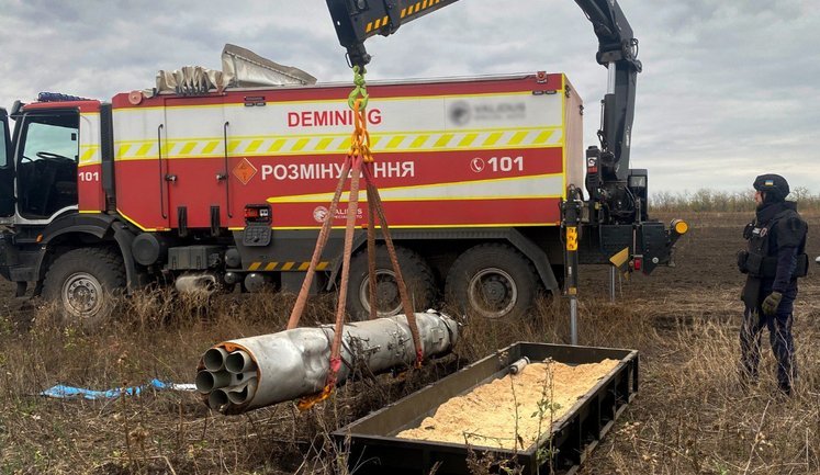 Тубус с неразорвавшимися неуправляемыми авиационными ракетами нашли на Харьковщине, - ГСЧС. ФОТОрепортаж