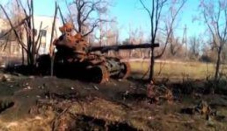 "Башню от взрыва унесло! Укропы конченые!", - боевики показали свою уничтоженную технику на одном из блокпостов. ВИДЕО
