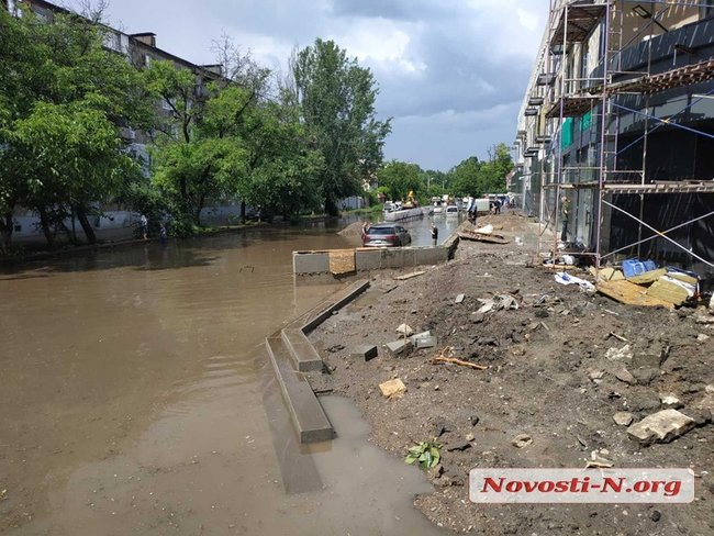 Десятки автомобілів потонули після зливи в Миколаєві 10