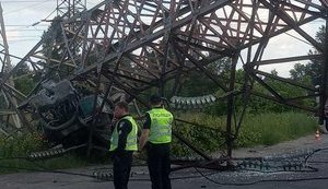 Грузовик снес электроопору на столичной Троещине. ФОТОрепортаж